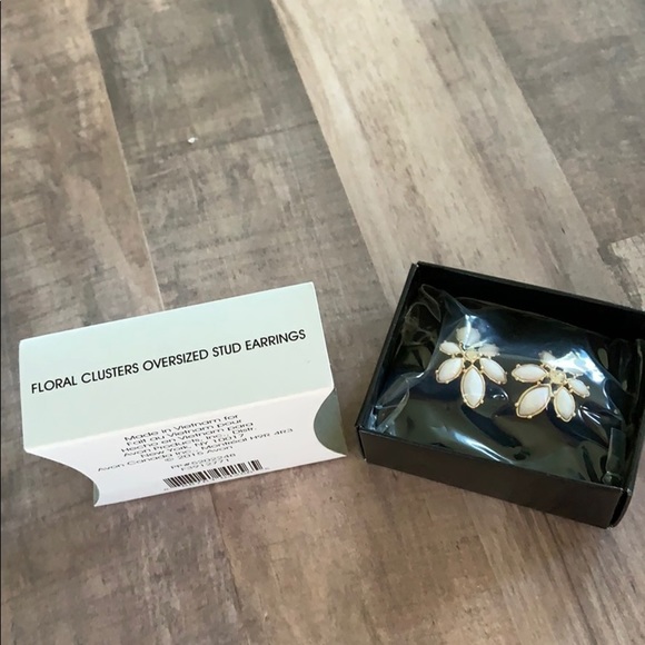 Avon New‎ Floral Petal Cluster Earrings Ivory Opal Stud Earrings - Picture 6 of 7